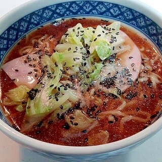 ハムと茹でキャベツと黒ごまの醬油ラーメン